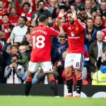 manchester-united-liga-champions-atletico.webp Pemain Manchester United Bruno Fernandes merayakan gol bersama rekan tim di depan pendukung di Liga Champions