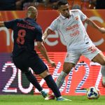 Pemain Borneo FC sedang mendribel dan menguasai bola di bawah tekanan pemain Buriram United pada laga ASEAN Club Championship.