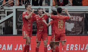 Para pemain Persija merayakan gol dalam laga Super League malam ini menghadapi tantangan dari klub lawan.