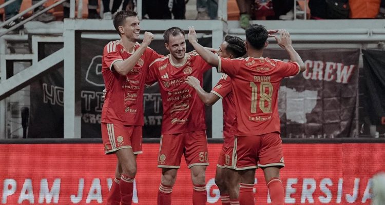 super-league-malam-ini-arema-hadapi-bali-persija-tantang-dewa-united-5.webp Para pemain Persija merayakan gol dalam laga Super League malam ini menghadapi tantangan dari klub lawan.