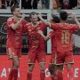 Para pemain Persija merayakan gol dalam laga Super League malam ini menghadapi tantangan dari klub lawan.