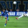 Pemain Persib Bandung menendang bola saat berduel melawan pemain lawan dalam pertandingan Liga 1