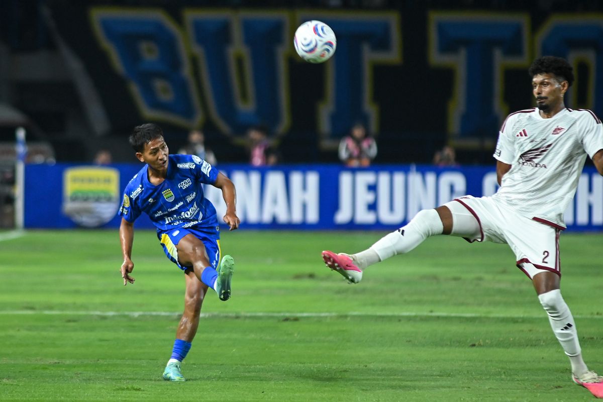Pemain Persib Bandung menendang bola saat berduel melawan pemain lawan dalam pertandingan Liga 1