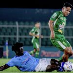 Pemain Persebaya Surabaya membawa bola di tengah gempuran tekel pemain Isenmulang Kalteng FC