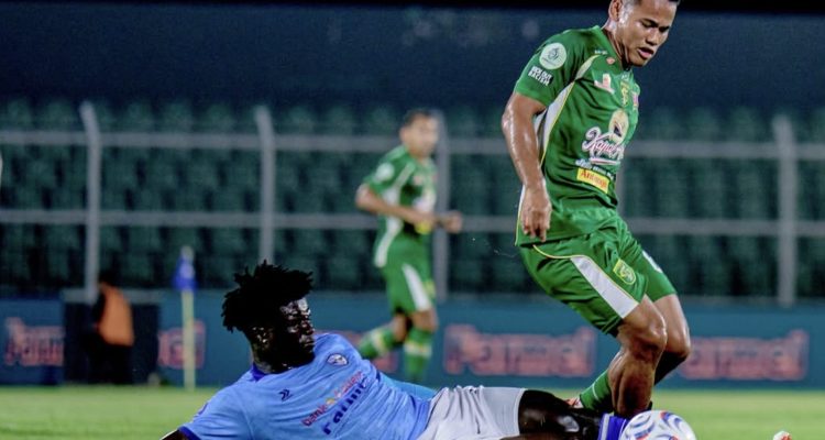 Pemain Persebaya Surabaya membawa bola di tengah gempuran tekel pemain Isenmulang Kalteng FC