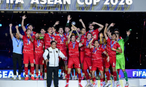 Presiden Prabowo Subianto foto bersama para pemain Timnas Indonesia yang mengangkat trofi juara FIFA ASEAN Cup 2026 di atas panggung.