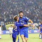Pemain Persib Bandung Julio Cesar merayakan selebrasi kemenangan dengan memeluk rekannya usai mencetak gol ke gawang Persik Kediri.