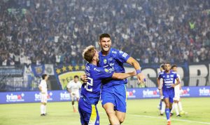 Pemain Persib Bandung Julio Cesar merayakan selebrasi kemenangan dengan memeluk rekannya usai mencetak gol ke gawang Persik Kediri.