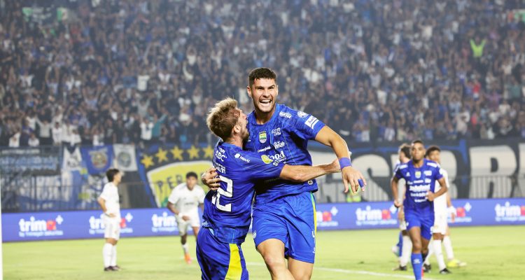 Pemain Persib Bandung Julio Cesar merayakan selebrasi kemenangan dengan memeluk rekannya usai mencetak gol ke gawang Persik Kediri.