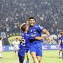 Pemain Persib Bandung Julio Cesar merayakan selebrasi kemenangan dengan memeluk rekannya usai mencetak gol ke gawang Persik Kediri.