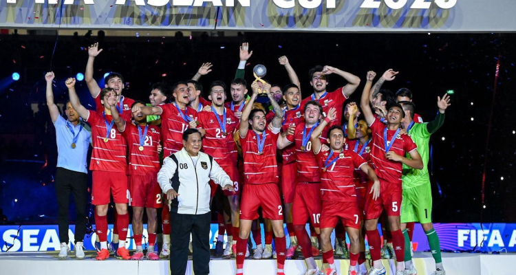 Presiden Prabowo Subianto foto bersama para pemain Timnas Indonesia yang mengangkat trofi juara FIFA ASEAN Cup 2026 di atas panggung.
