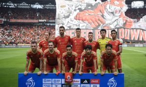 Foto skuad utama tim Persija Jakarta sebelum bertanding melawan Arema di stadion