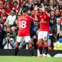 Pemain Manchester United Bruno Fernandes merayakan gol bersama rekan tim di depan pendukung di Liga Champions