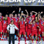 Presiden Prabowo Subianto foto bersama para pemain Timnas Indonesia yang mengangkat trofi juara FIFA ASEAN Cup 2026 di atas panggung.