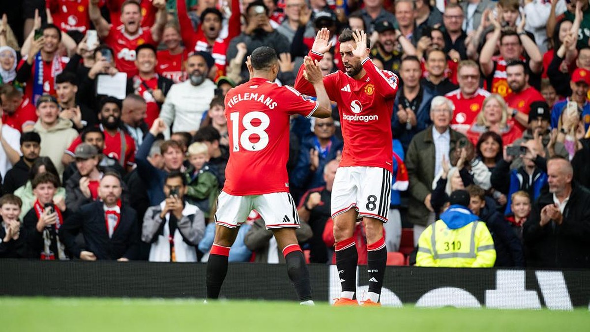 Pemain Manchester United Bruno Fernandes merayakan gol bersama rekan tim di depan pendukung di Liga Champions