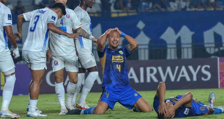 Ekspresi kekecewaan pemain Persib Bandung di lapangan saat bertanding melawan Port FC.