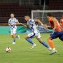 Pemain Persib Bandung mendribel bola melewati pemain lawan di ajang ASEAN Club Championship.