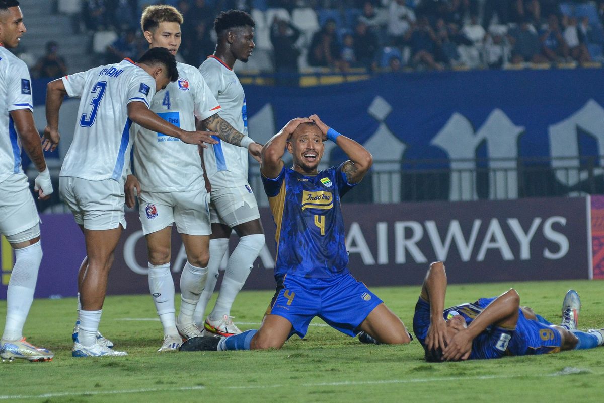Ekspresi kekecewaan pemain Persib Bandung di lapangan saat bertanding melawan Port FC.