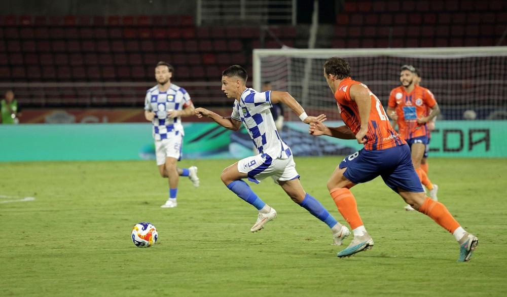 Pemain Persib Bandung mendribel bola melewati pemain lawan di ajang ASEAN Club Championship.
