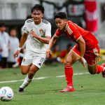 hasil-bri-super-league-persija-jakarta-taklukkan-persik-kediri-skor-2-1-5.webp Pemain Persija Jakarta berduel sengit memperebutkan bola dengan pemain Persik Kediri di lapangan.