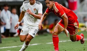 Pemain Persija Jakarta berduel sengit memperebutkan bola dengan pemain Persik Kediri di lapangan.