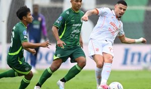 borneo-fc-pss-sleman-maguwoharjo-6.webp Pemain Borneo FC menggiring bola melewati kawalan ketat pemain PSS Sleman
