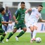 Pemain Borneo FC menggiring bola melewati kawalan ketat pemain PSS Sleman
