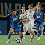 Duel ketat perebutan bola antara pemain Persib Bandung dan Melbourne Victory dalam lanjutan ACL 2