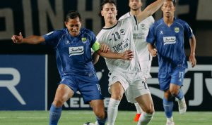 Duel ketat perebutan bola antara pemain Persib Bandung dan Melbourne Victory dalam lanjutan ACL 2
