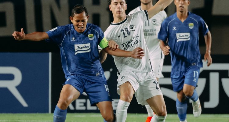 Duel ketat perebutan bola antara pemain Persib Bandung dan Melbourne Victory dalam lanjutan ACL 2