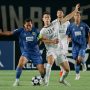 Duel ketat perebutan bola antara pemain Persib Bandung dan Melbourne Victory dalam lanjutan ACL 2