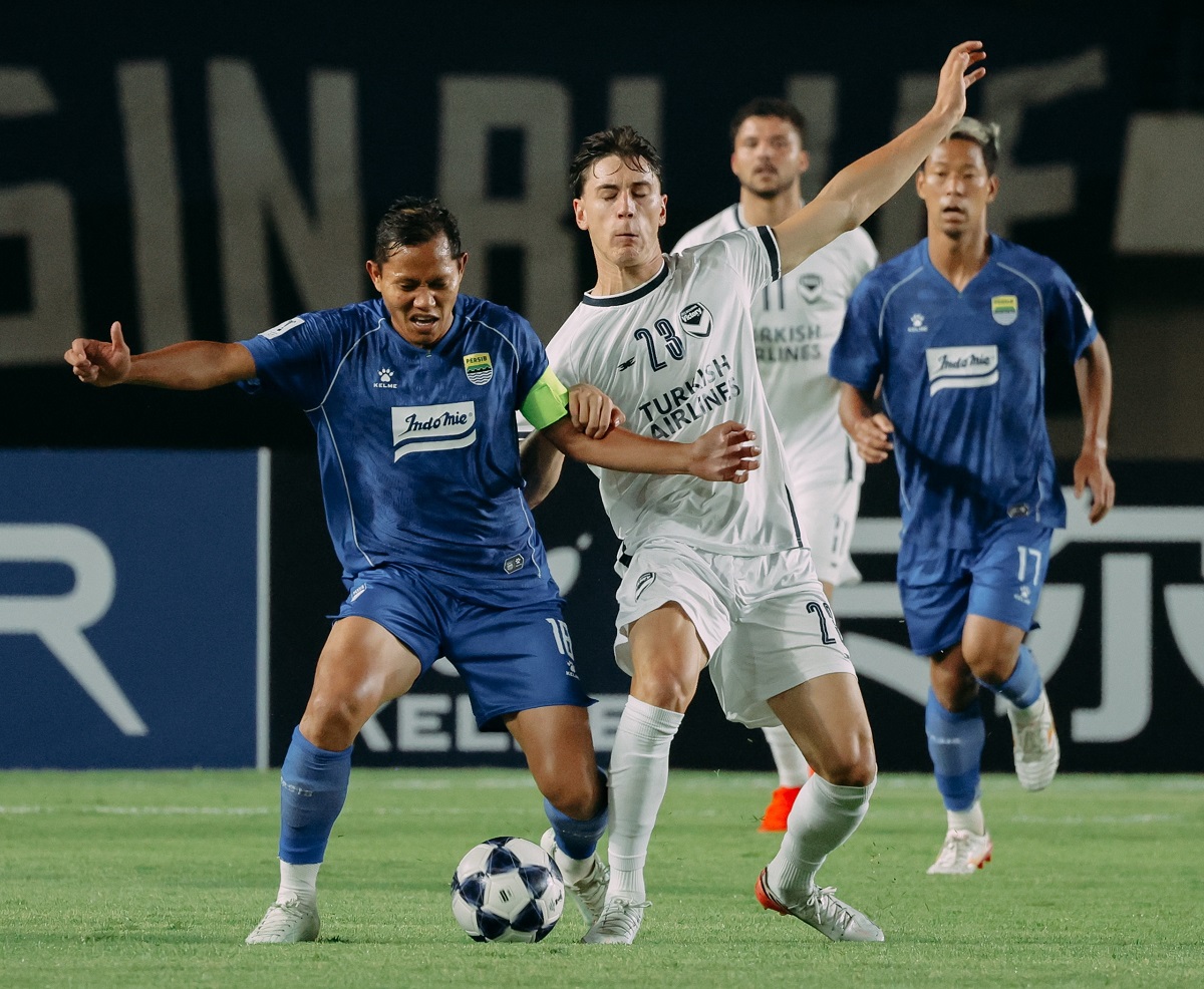 Duel ketat perebutan bola antara pemain Persib Bandung dan Melbourne Victory dalam lanjutan ACL 2