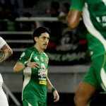drama-var-di-gbt-persebaya-surabaya-gagal-raih-kemenangan-atas-persijap-6.webp Ekspresi pemain Persebaya Surabaya di lapangan dalam laga yang diwarnai drama VAR melawan Persijap.