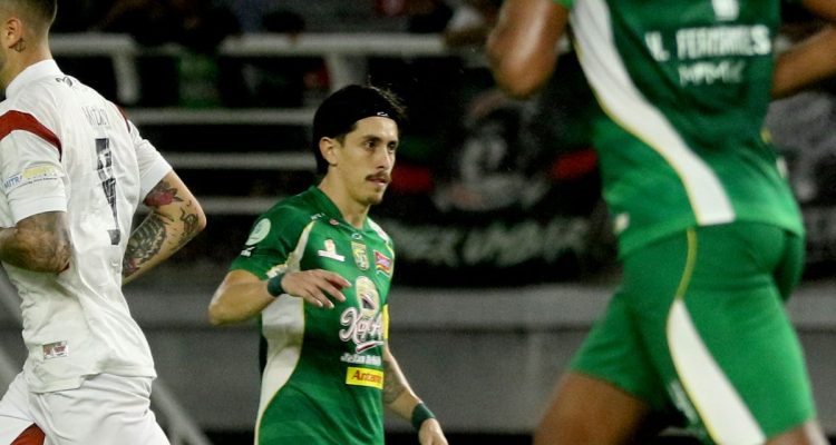 drama-var-di-gbt-persebaya-surabaya-gagal-raih-kemenangan-atas-persijap-6.webp Ekspresi pemain Persebaya Surabaya di lapangan dalam laga yang diwarnai drama VAR melawan Persijap.