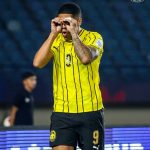Pemain Timnas Malaysia bernomor punggung 9 melakukan selebrasi menyerupai kacamata atau teropong dengan tangannya