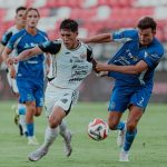 Pemain Persija Jakarta berebut bola dengan ketat saat berduel melawan pemain PSIM Yogyakarta