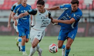 Pemain Persija Jakarta berebut bola dengan ketat saat berduel melawan pemain PSIM Yogyakarta