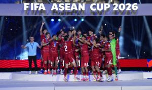 Momen Timnas Indonesia saat mengangkat trofi juara FIFA ASEAN Cup 2026 di atas podium, dengan latar belakang spanduk bertuliskan "FIFA ASEAN Cup 2026".