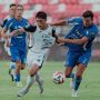 Pemain Persija Jakarta berebut bola dengan ketat saat berduel melawan pemain PSIM Yogyakarta