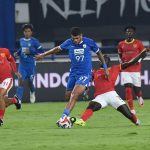 pertandingan-persib-bandung-vs-cong-viettel.webp Pemain Persib Bandung bernomor punggung 97 menggiring bola saat diadang tekel pemain Cong Viettel.