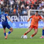 prediksi-persita-vs-persija-jakarta-liga-1-2024.webp Gelandang Persija Jakarta, Maciej Gajos, mencoba melewati hadangan dua pemain Persita Tangerang dalam pertandingan BRI Liga 1 2024/2025.