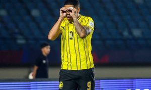 Pemain Timnas Malaysia bernomor punggung 9 melakukan selebrasi menyerupai kacamata atau teropong dengan tangannya
