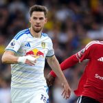 Pemain Manchester United berebut bola dengan pemain Leeds United dalam laga sengit Liga Inggris.