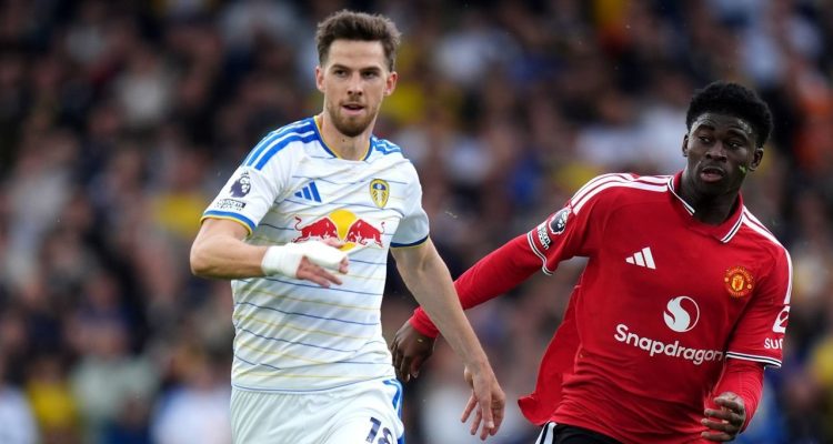 Pemain Manchester United berebut bola dengan pemain Leeds United dalam laga sengit Liga Inggris.
