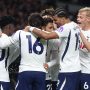 Para pemain Tottenham Hotspur berpelukan merayakan gol saat menghadapi Coventry