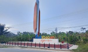 Tugu Gerbang Kota Balikpapan Km 24 yang mengalami kerusakan pada sejumlah fasilitas umum.