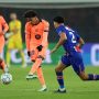 Lamine Yamal dari Barcelona sedang menguasai bola saat dikawal ketat oleh pemain PSG
