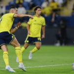 Cristiano Ronaldo melepaskan tendangan keras untuk mencetak gol ke-982 bersama Al-Nassr