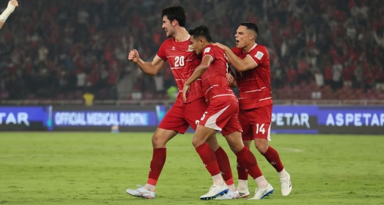 Selebrasi para pemain bertahan Timnas Indonesia usai berhasil menjalankan tugas eksekusi penalti dalam taktik racikan John Herdman.