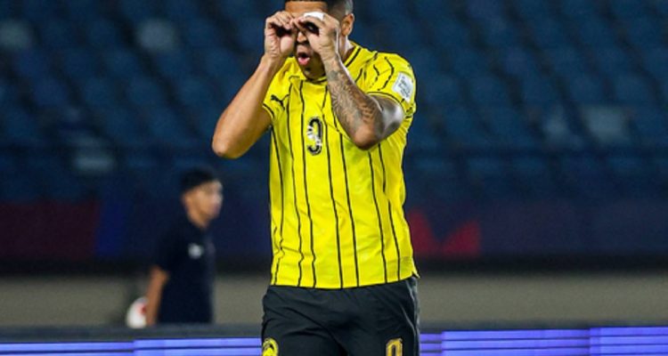 selebrasi-pemain-timnas-malaysia-fifa-asean-cup.webp Pemain Timnas Malaysia bernomor punggung 9 melakukan selebrasi menyerupai kacamata atau teropong dengan tangannya
